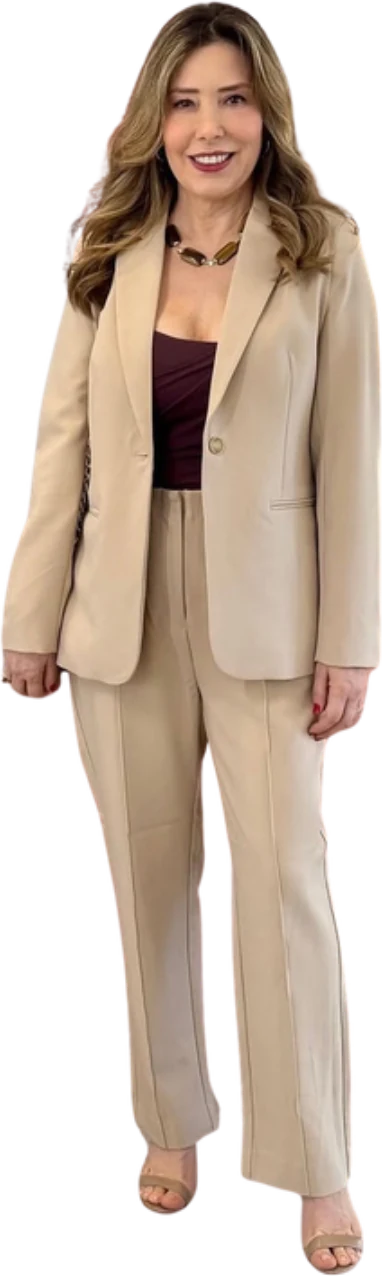 Andrea Simonetti de blazer e calça bege
