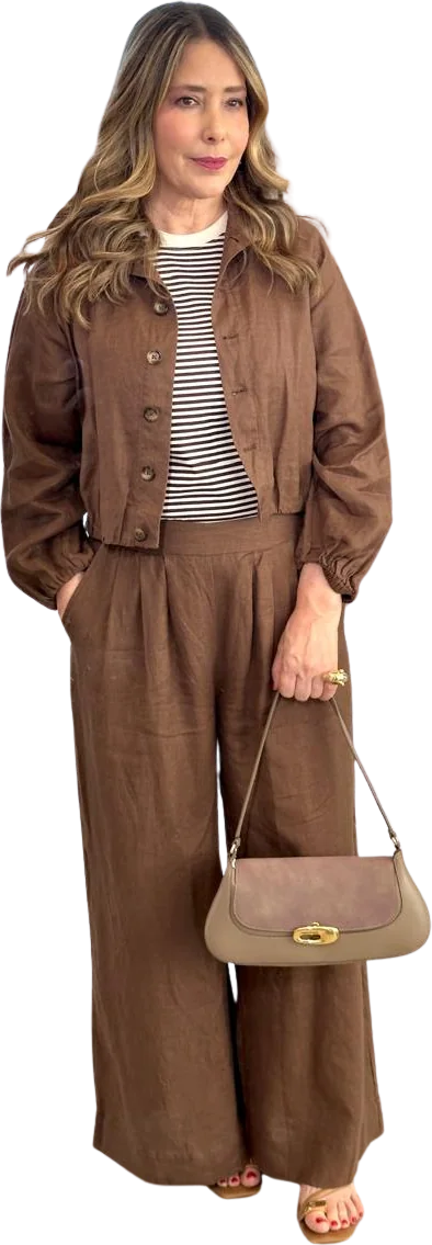 Andrea Simonetti de conjunto marrom