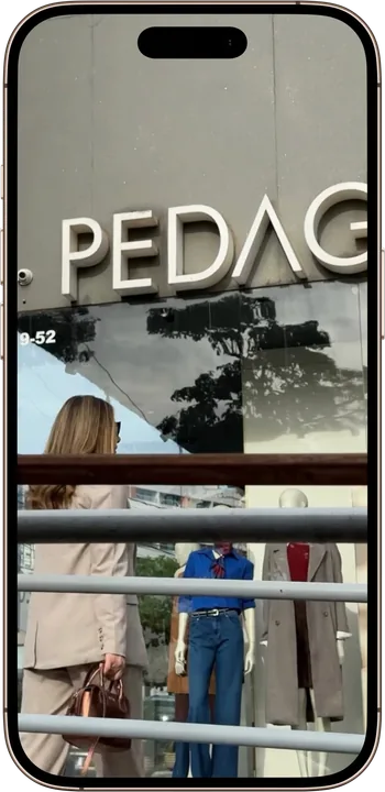 Reel em destaque 4: Andrea em frente à loja Pedagio