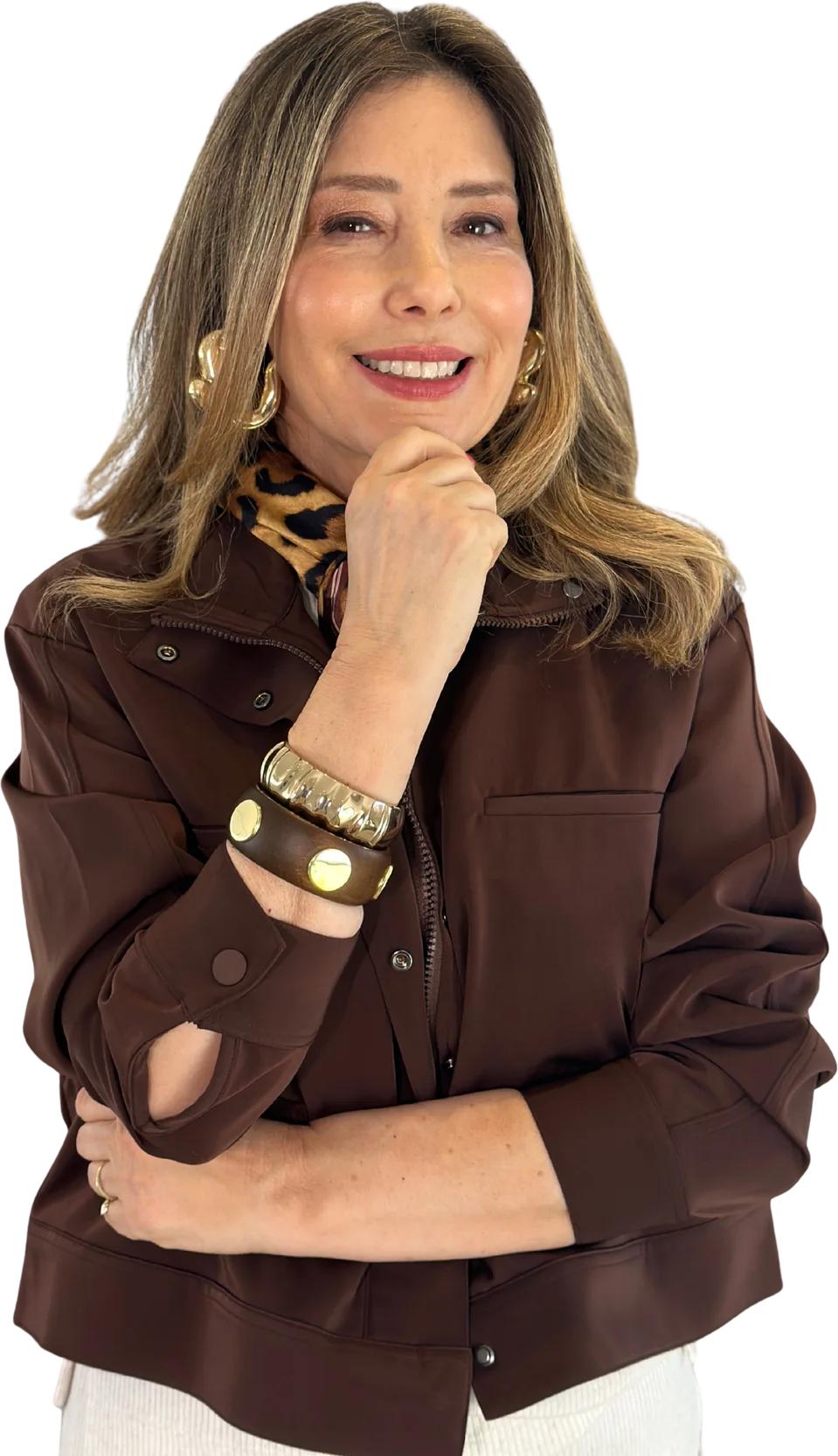 Andrea Simonetti sorrindo, de blusa marrom e mão no queixo